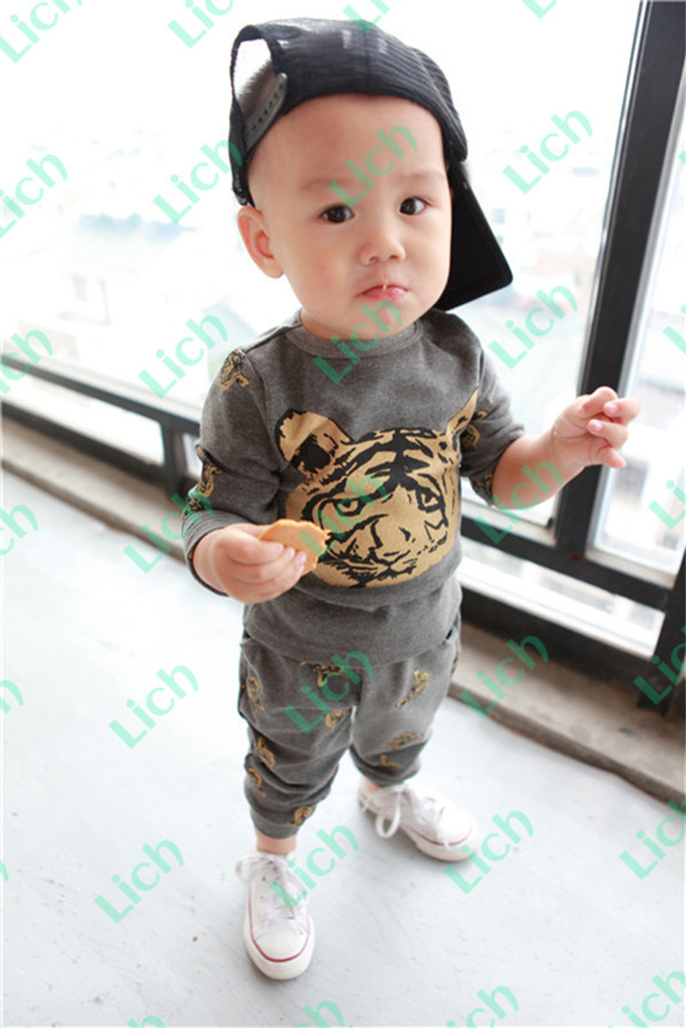 Комплект детский: лонгслив и брюки с принтами тигра