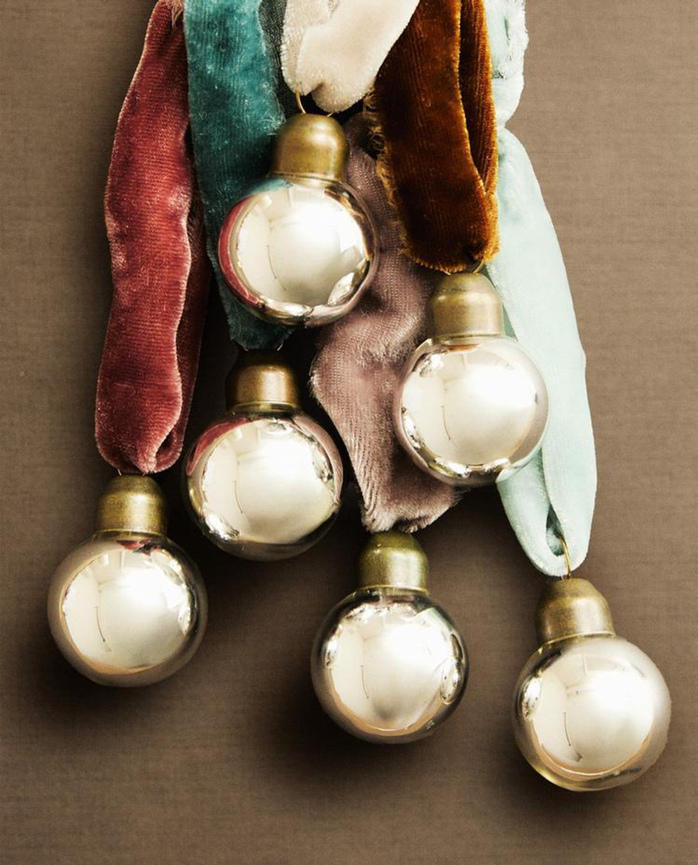 ZARA HOME НАБОР МАЛЕНЬКИХ ЕЛОЧНЫХ ШАРОВ С БАНТАМИ (6 ШТ.), РАЗНОЦВЕТНЫЙ