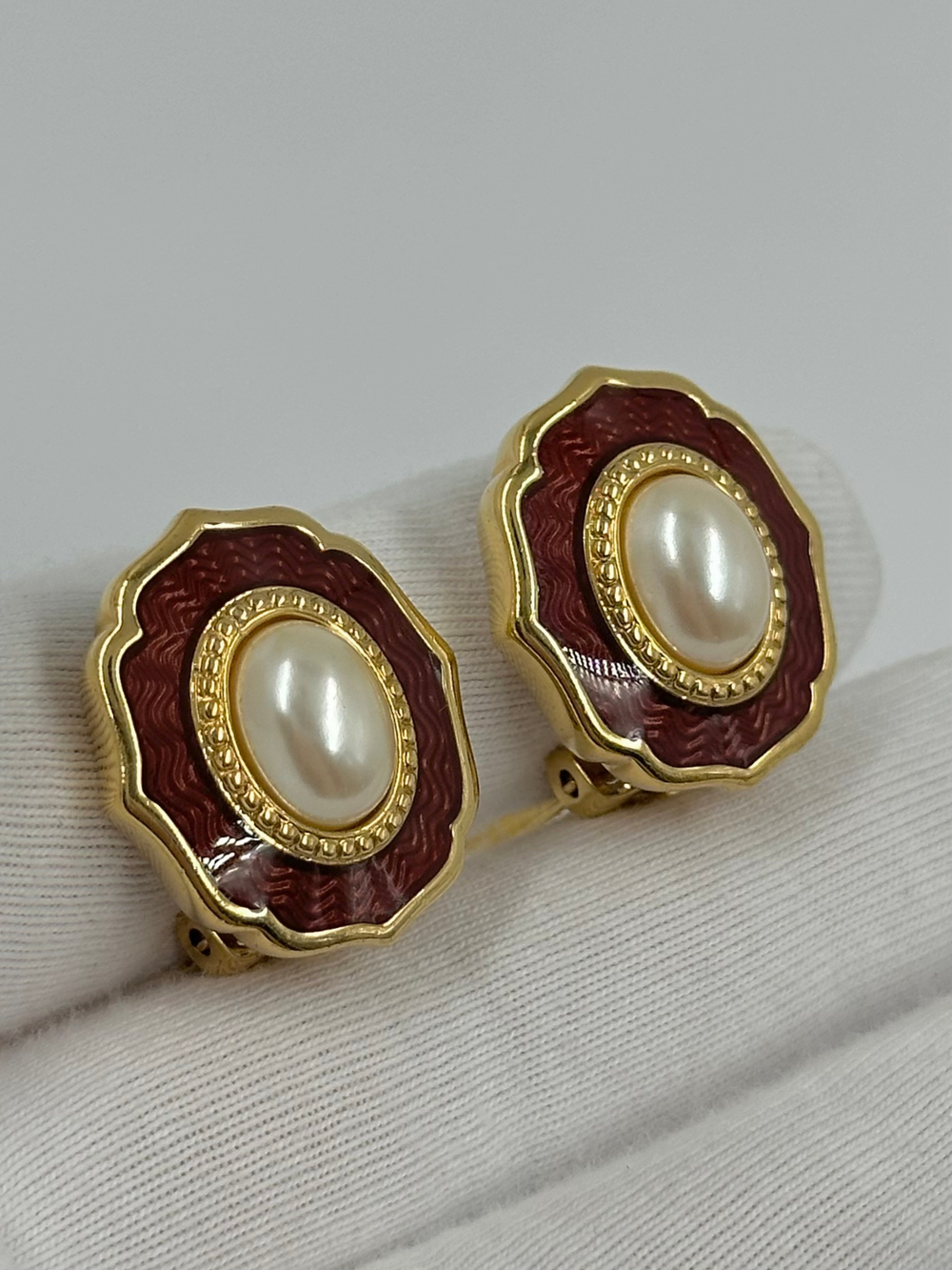 Клипсы с коричневой эмалью и «жемчугом» Burberrys