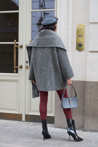 Укороченное пальто с шарфом в сером цвете