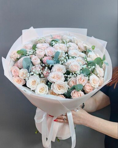Букет из кустовых пионовидных роз "Bombastic" с эвкалиптом и гипсофилой