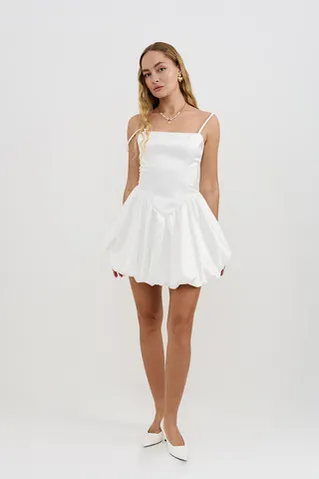 Платье из атласа с юбкой баллон белого цвета