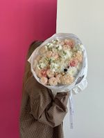 предзаказ - сборный букет из хризантемы, маттиолы, кустовых пионовидных роз и диантусов крем - размер M