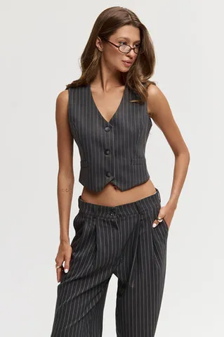 Жилет костюмный в полоску темно-серого цвета