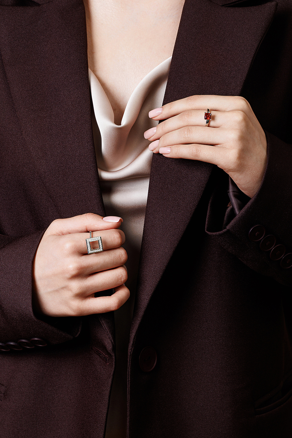 Кольцо из серебра с центральной вставкой из красного фианита