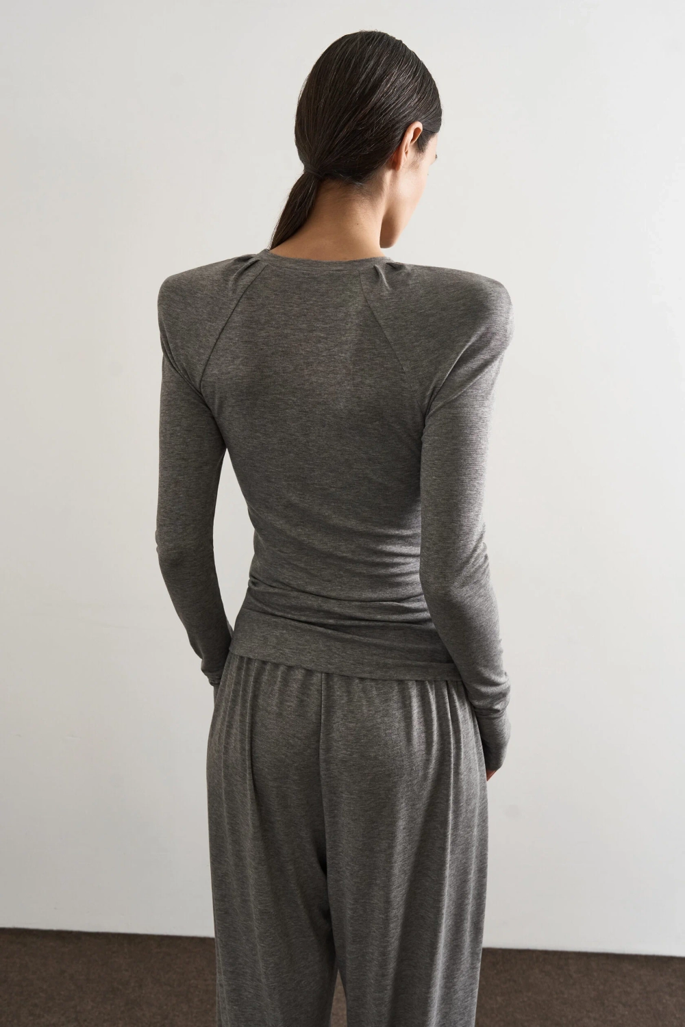 Лонгслив с акцентным плечом Layer