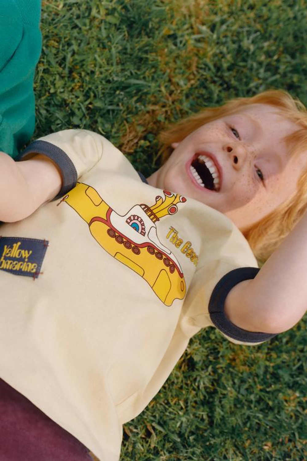 ZARA ФУТБОЛКА С ПРИНТОМ THE BEATLES ™ YELLOW SUBMARINE, СВЕТЛО-ЖЕЛТЫЙ