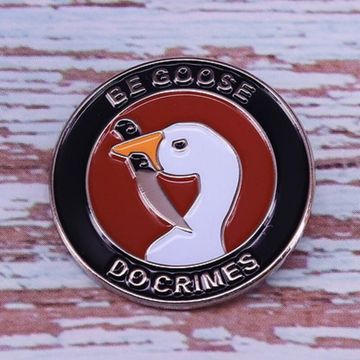 Значок металлический "Гусь с ножом. Be Goose.Do Crimes",3.2см