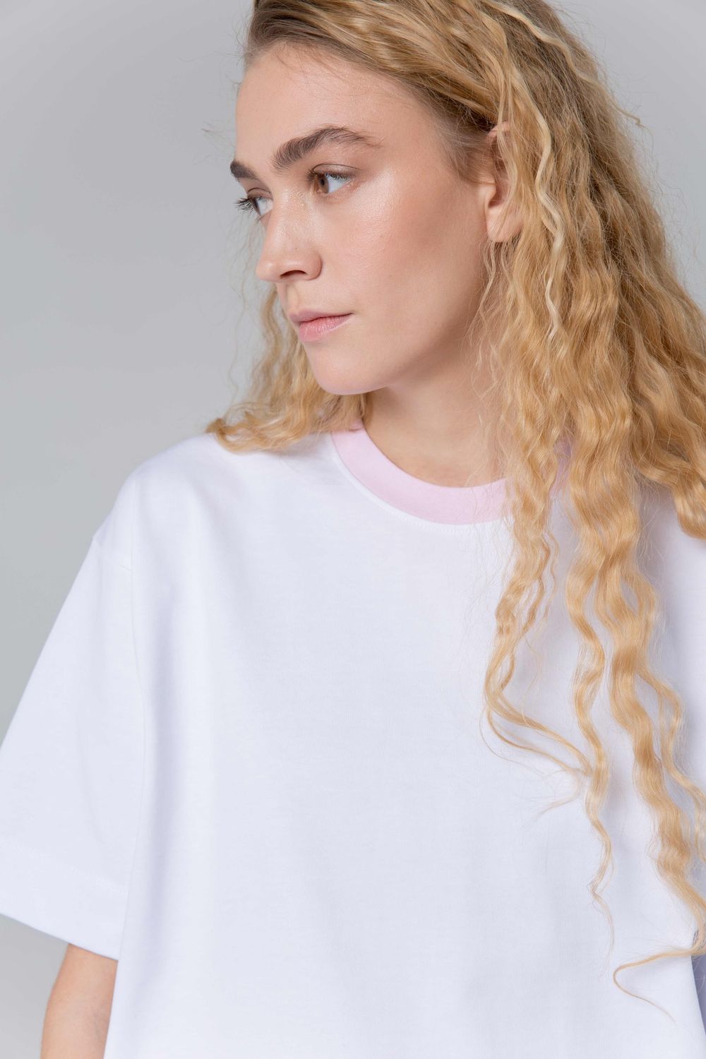 Футболка Toccotwo с розовой горловиной Женская Белая