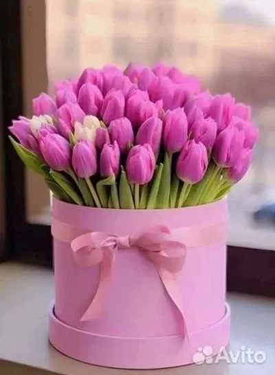 Цветочная коробка из тюльпанов