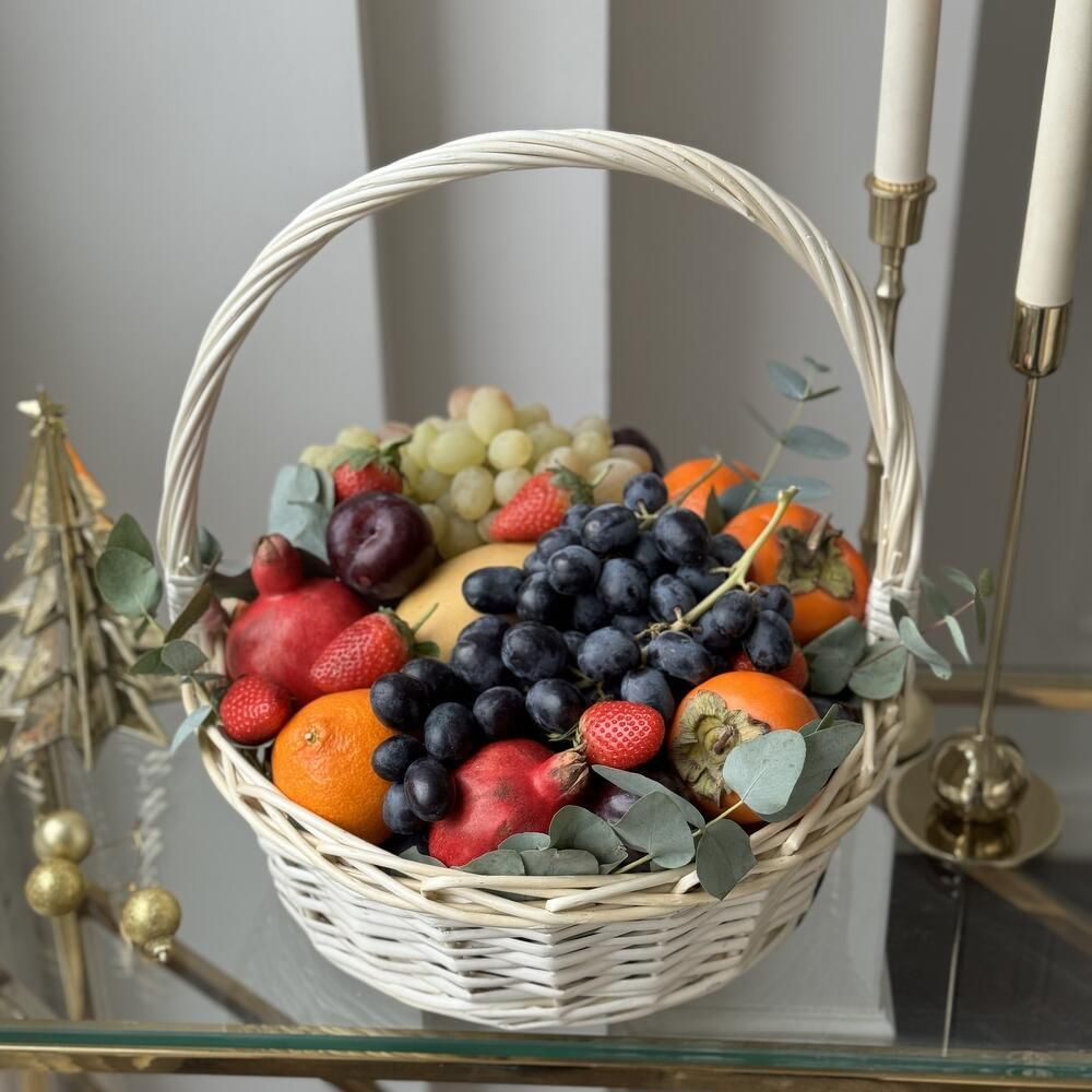 Корзина с фруктами