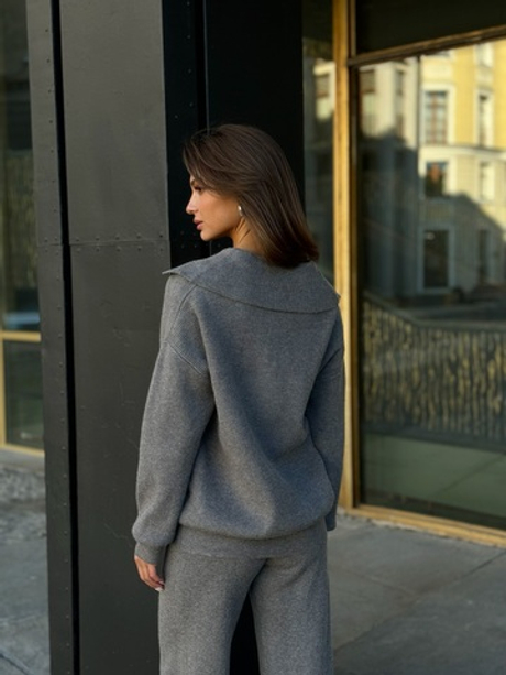 Темно-серый трикотажный костюм с воротником-поло