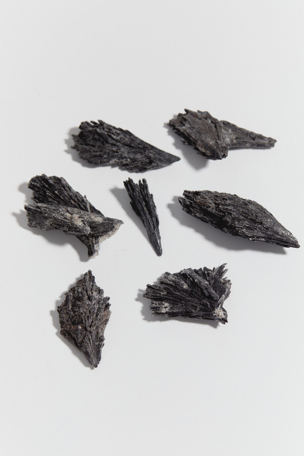 Черный Кианит