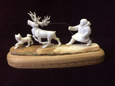 Скульптурная композиция "Ловля оленя", рог лося, бивень мамонта