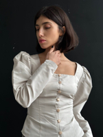 Блуза с вырезом каре