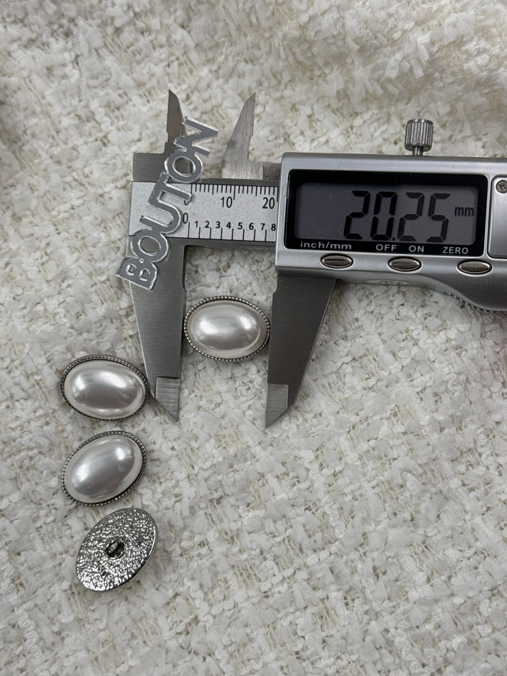 Пуговицы серебристые овальные с крупной жемчужиной