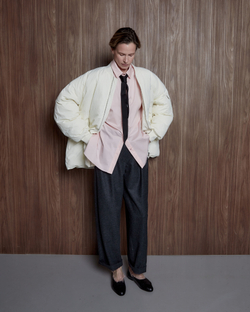 Бомбер на пуху молочный