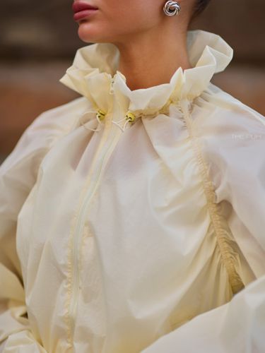 Светло-желтая ветровка с акцентным воротником