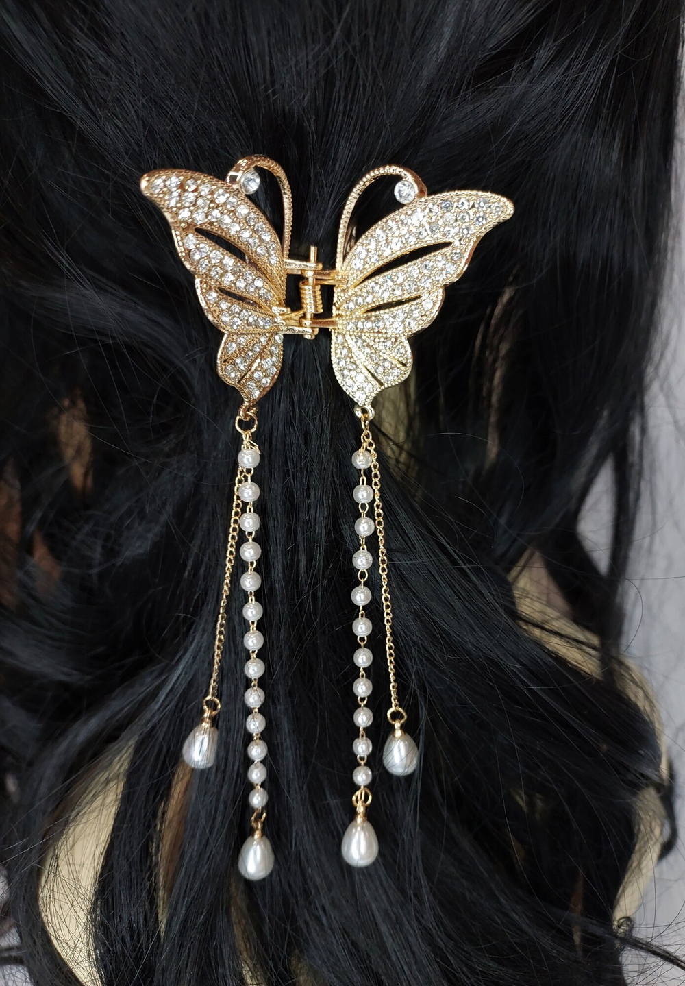 Заколка. Краб для волос универсальная. Для всех типов волос. Металлическая. с  кисточками из жемчужин (имитация). Цвет золото