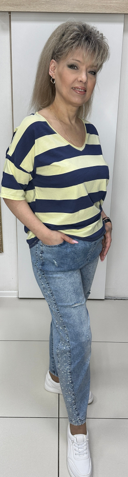 Синие джинсы со стразовыми лампасами