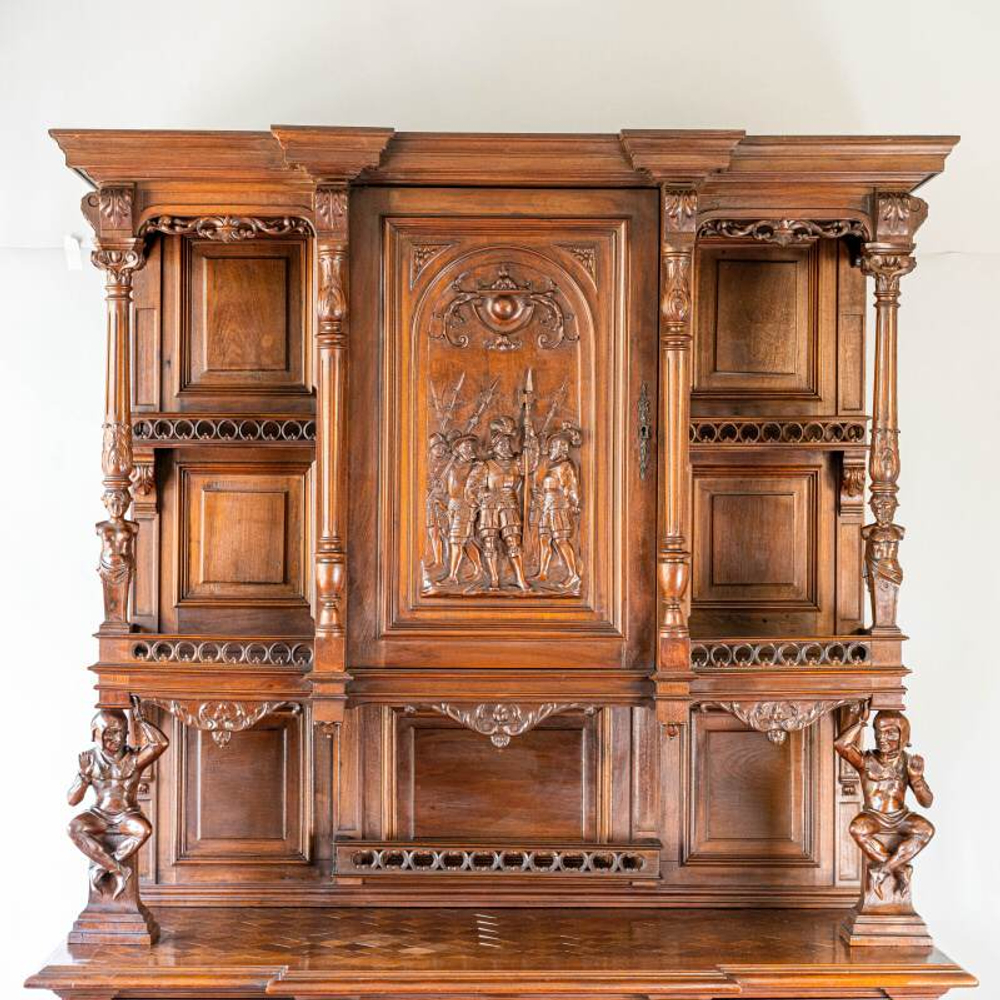 Буфет с рыцарской тематикой в стиле Генриха II