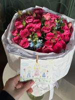 Букет из яркой кустовой пионовидной розы и оксипеталума