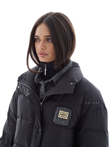 Черный пуховик с комбинированной рубашкой