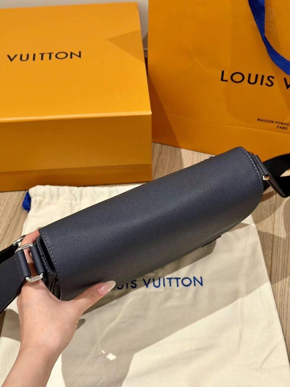 Сумка через плечо/мессенджер Louis Vuitton District PM