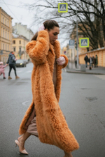 Длинная бежевая шуба