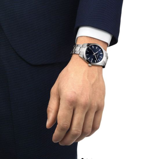 Мужские швейцарские часы Tissot T127.410.11.041.00 на руке