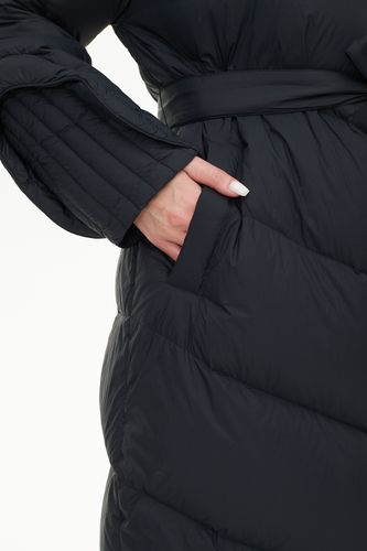 Черный длинный стеганый пуховик с поясом