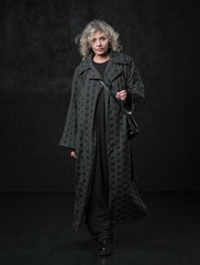 Пальто с поясом / жаккард / черный