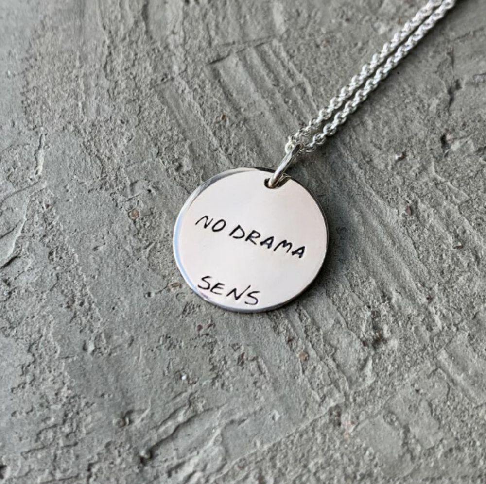 Медальон No drama, фактурный