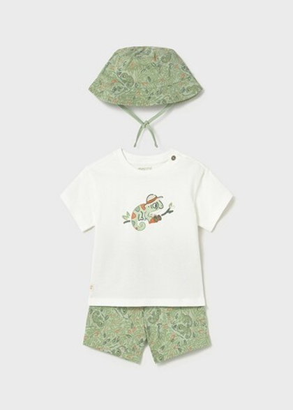 футболка с шортами и панамкой