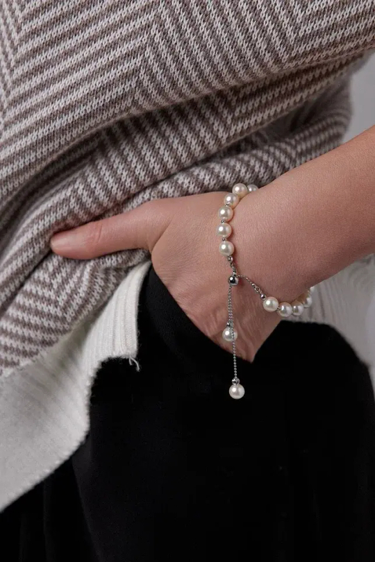 Браслет из молочного жемчуга 0,6 см на бегунке, оттенок серебро