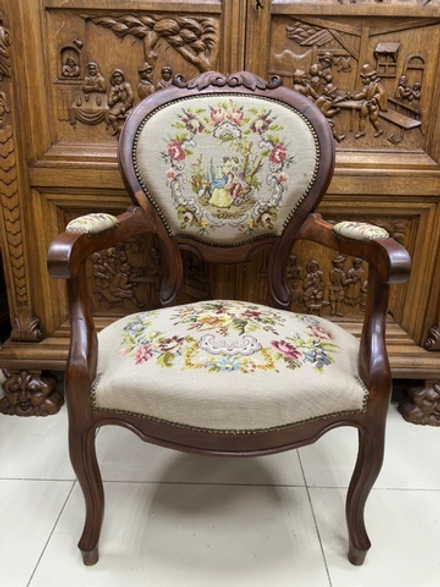 Старинное кресло с гобеленовой обивкой