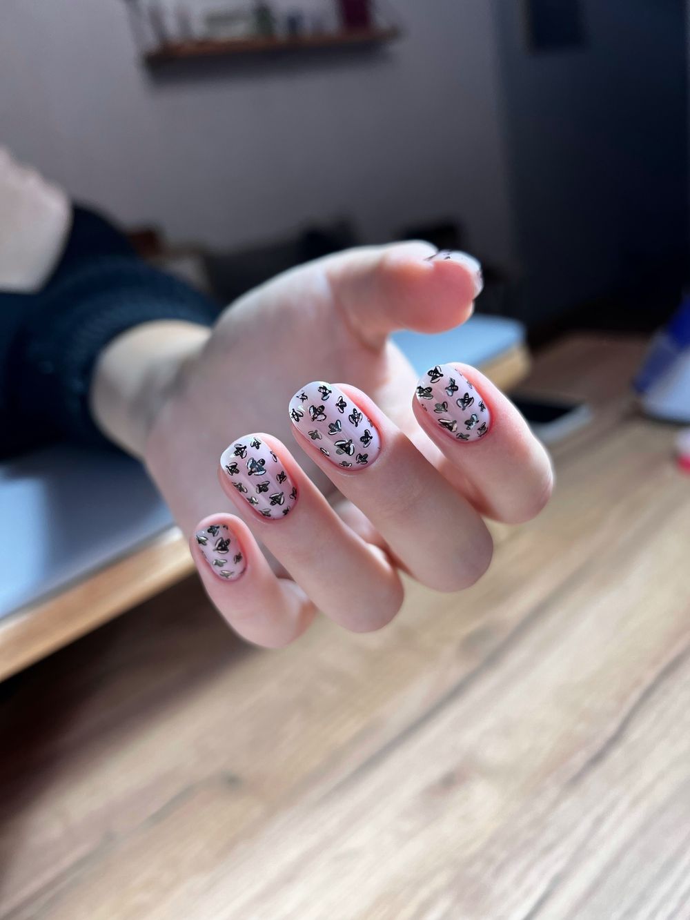 пчелы на ногтях