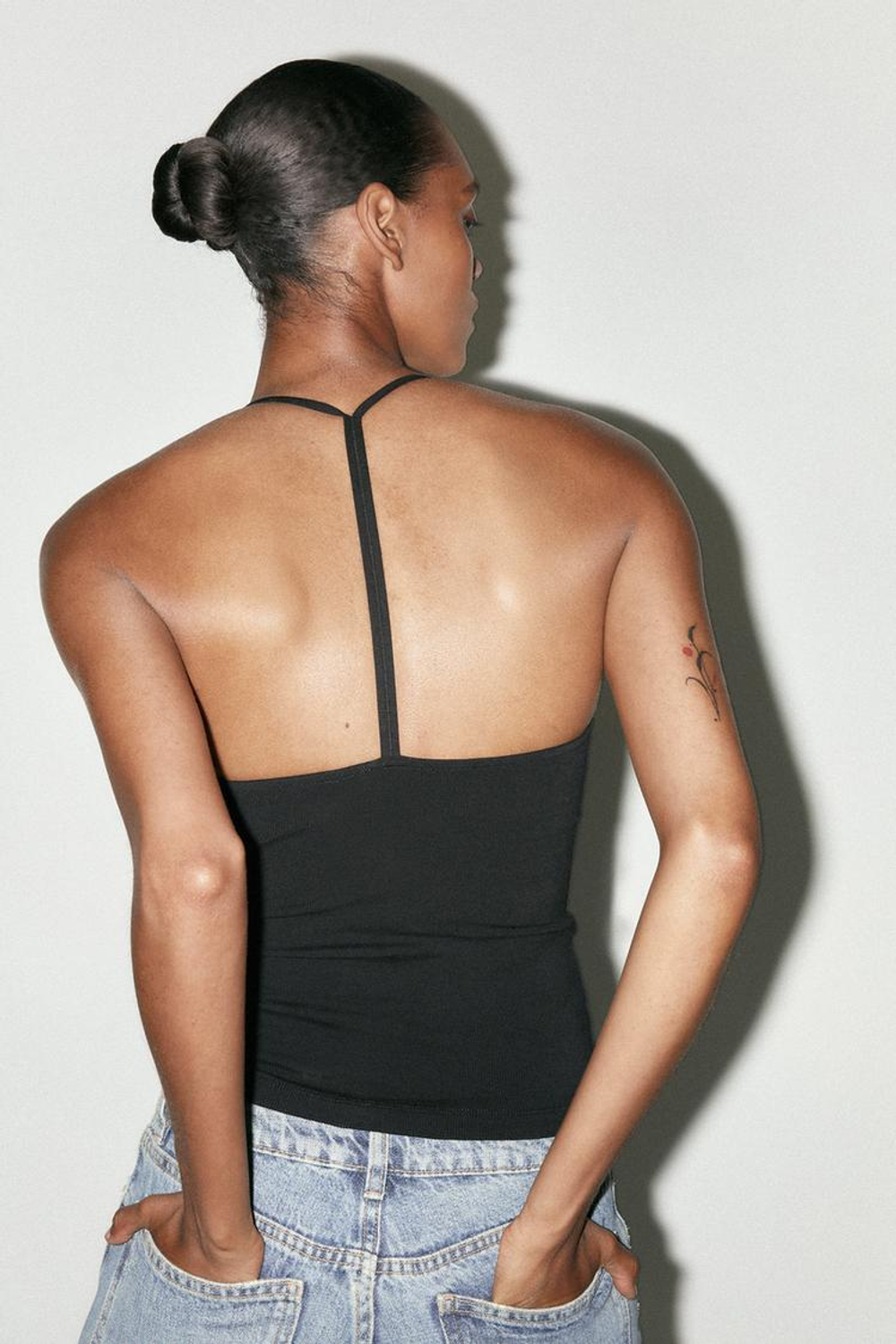 ZARA ТОП С ГОРЛОВИНОЙ ХАЛТЕР И БРЕТЕЛЬЮ СЗАДИ, ЧЕРНЫЙ