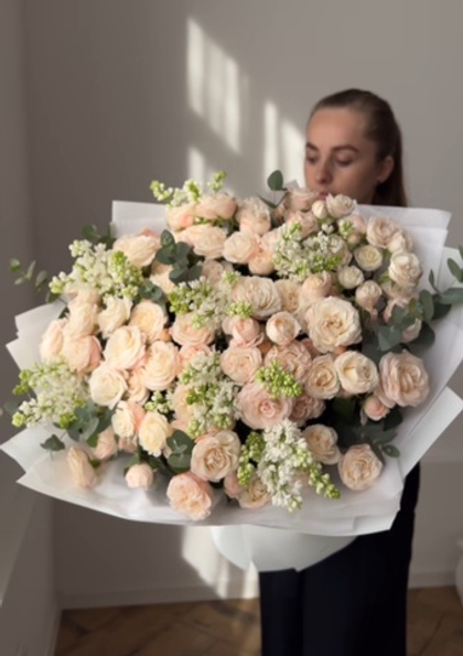 Весенняя сирень и Кустовые розы