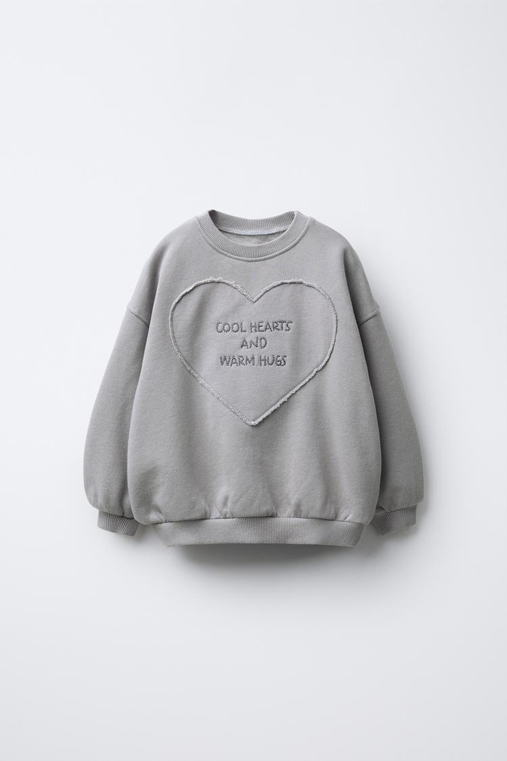ZARA ТОЛСТОВКА С ВЫШИТЫМ СЕРДЦЕМ И НАДПИСЬЮ, МЯГКИЙ СЕРЫЙ