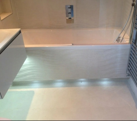 Монтаж экрана под ванну с подсветкой облицованного кафелем