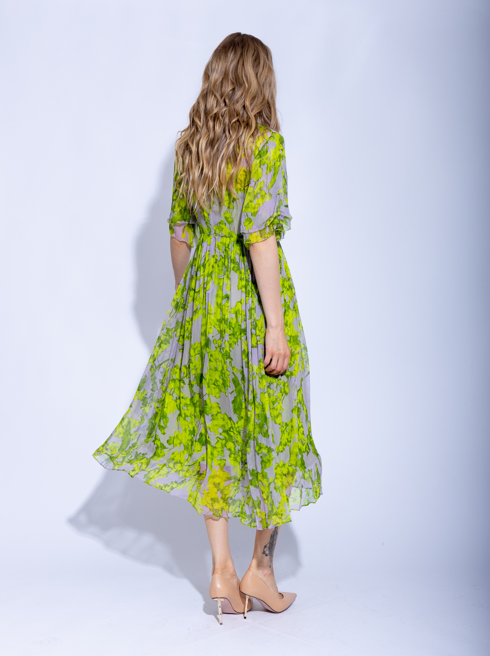 Женское зелёное платье миди с цветочным принтом