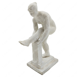 Матвеев А. Т. Скульптура из серии «Банька». Купальщица наклонена в сторону поднятой ноги. Гипс. 1923