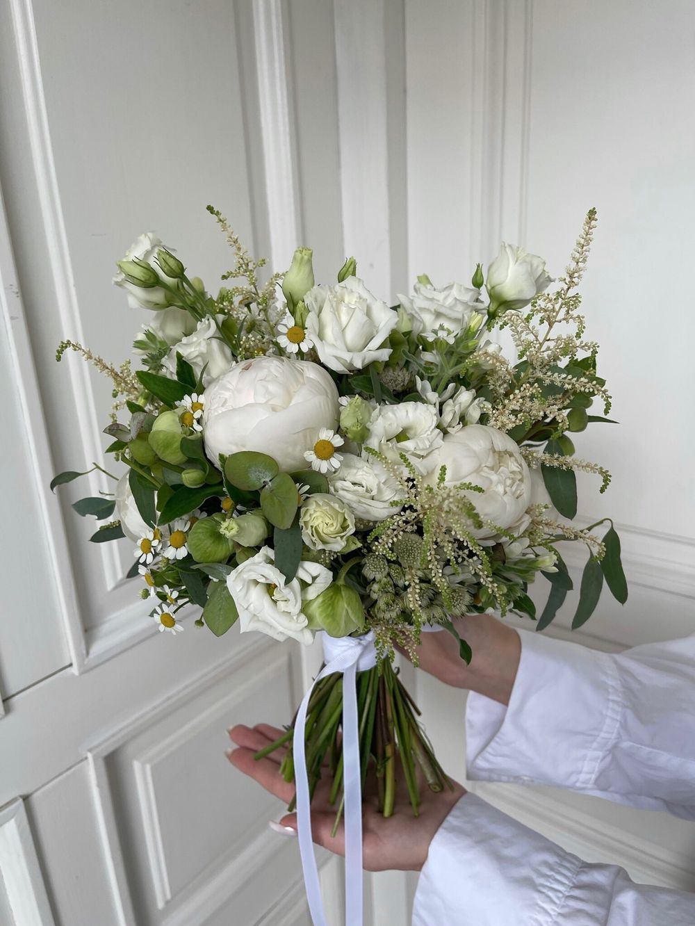 Свадебный букет из пионов, оксипеталума, ромашки, лизиантуса и эвкалипта