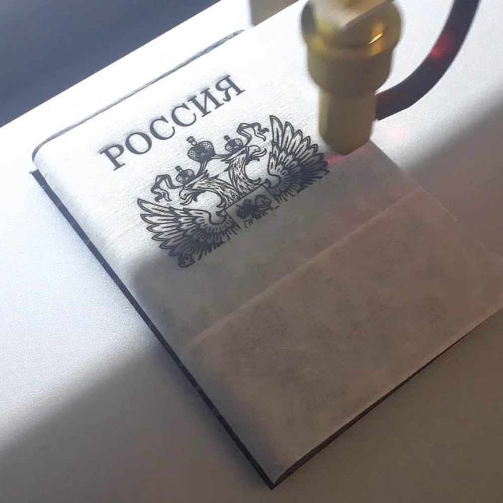Нанесение индивидуальной гравировки на изделие из кожи.
