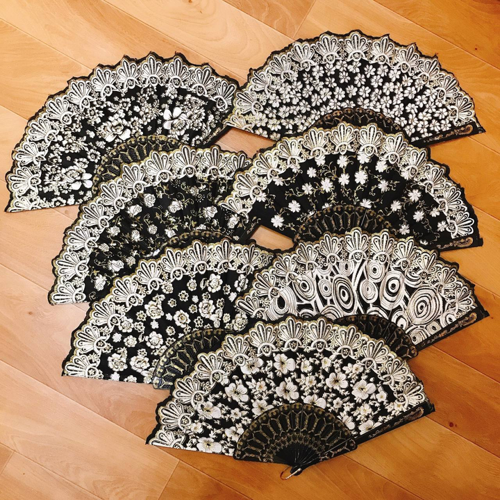 Веер Цветы белые микс золотистые блестки на черном фоне пластик черный