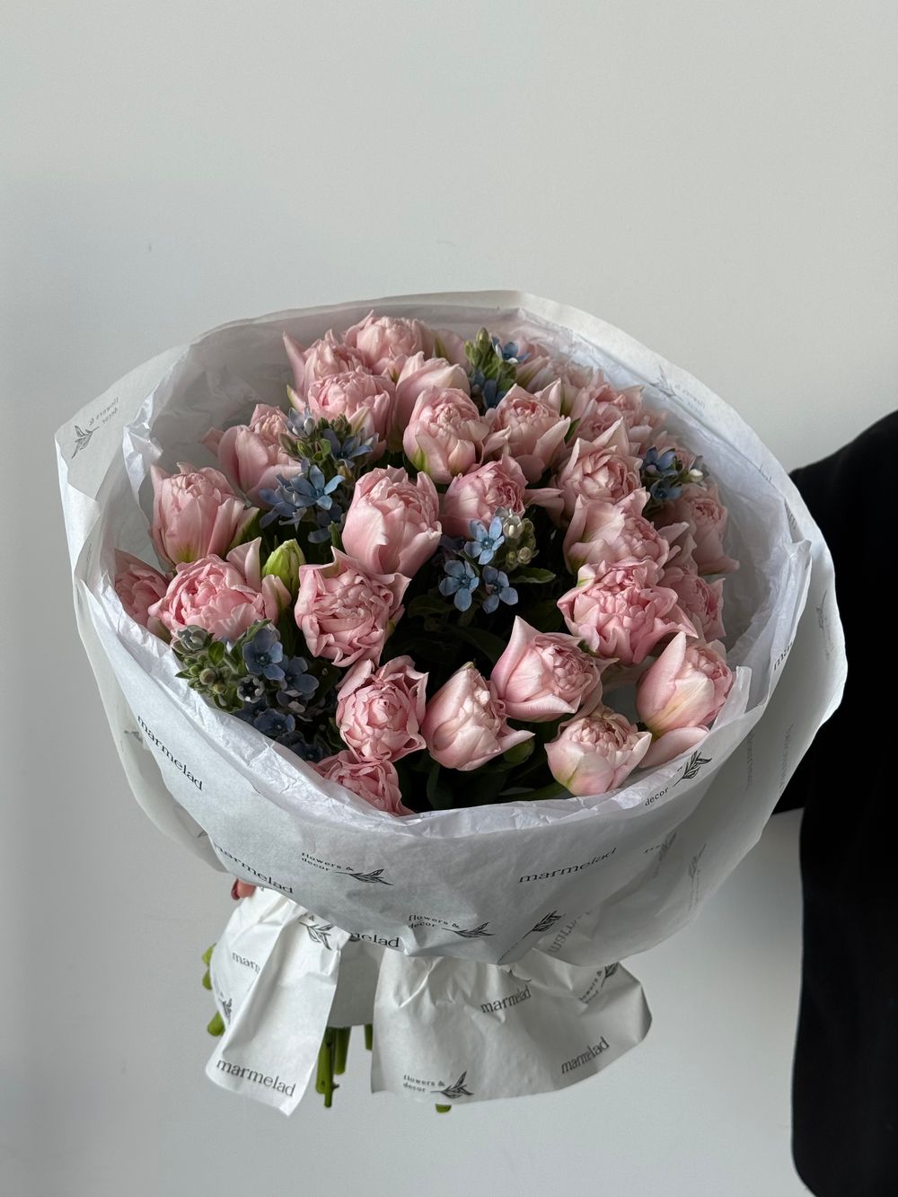 Букет из 31 розовых пионовидных тюльпанов и голубого оксипеталума