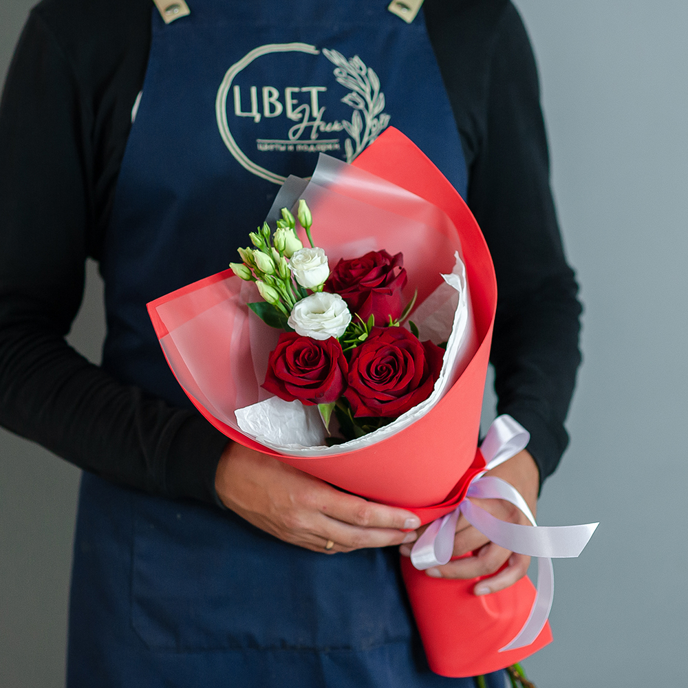 Сборный мини букет в красном оформлении