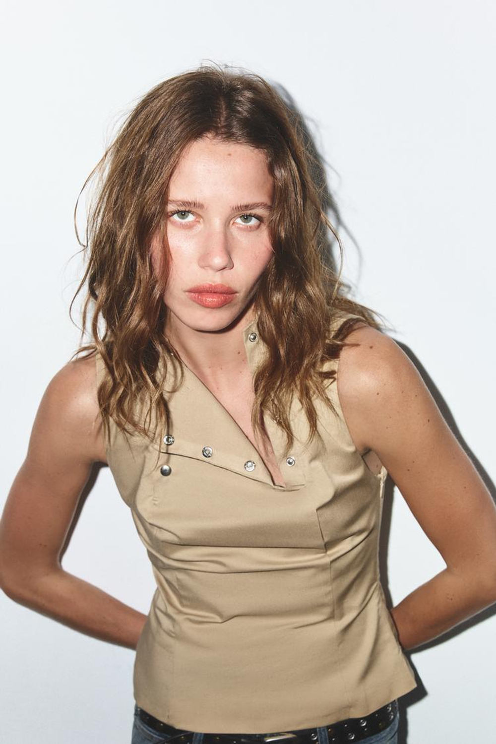 ZARA ЭЛАСТИЧНЫЙ ТОП С ПУГОВИЦАМИ, МЯГКИЙ КАШТАНОВЫЙ