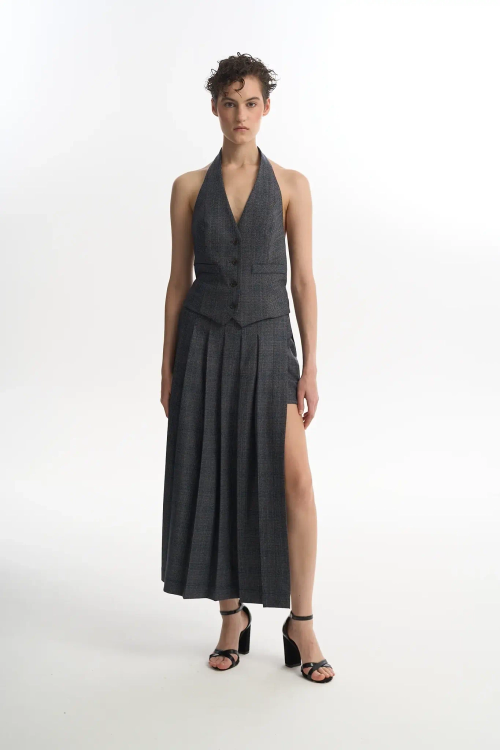 Жилет с открытой спиной серый